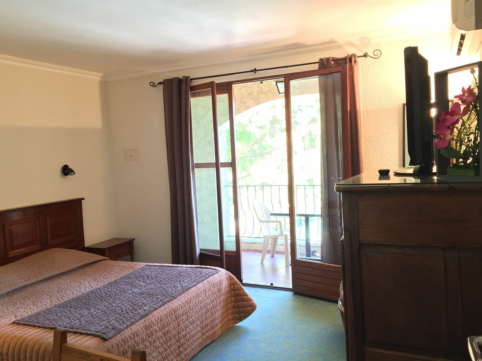 Castel Garoupe Hotel Antibes Bagian luar foto